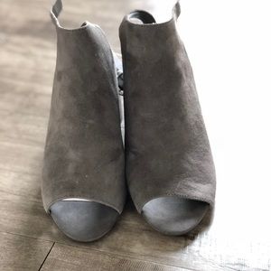 🆕 Nine West Gray Bootie heels